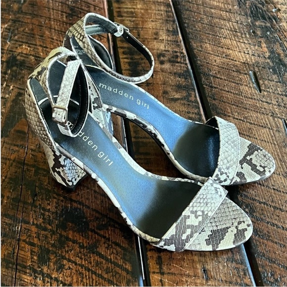 Madden Girls snake skin print women’s block heel size 7 - Picture 2 of 12